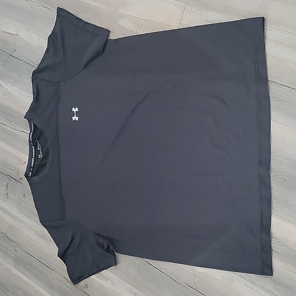 🔵258.  Under Armour Men shirt color black and grey size xxlarge